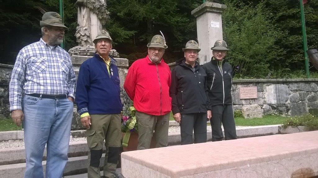 Rotariani aplini al cimitero militare