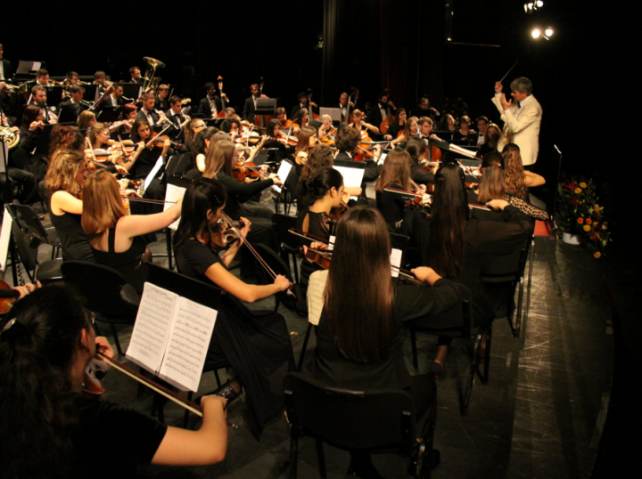 Il maestro Romolo Gessi rotariano dirige l’orchestra del Tartini